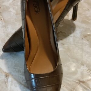 Chic Black Faux Croc-Patterned Women's Heels Size 9M. 3.75 inches Tall.